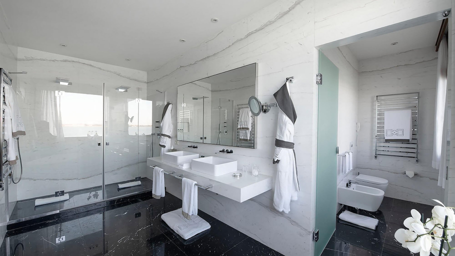 Bathroom 5, San Clemente Palace, Venice, Venezia