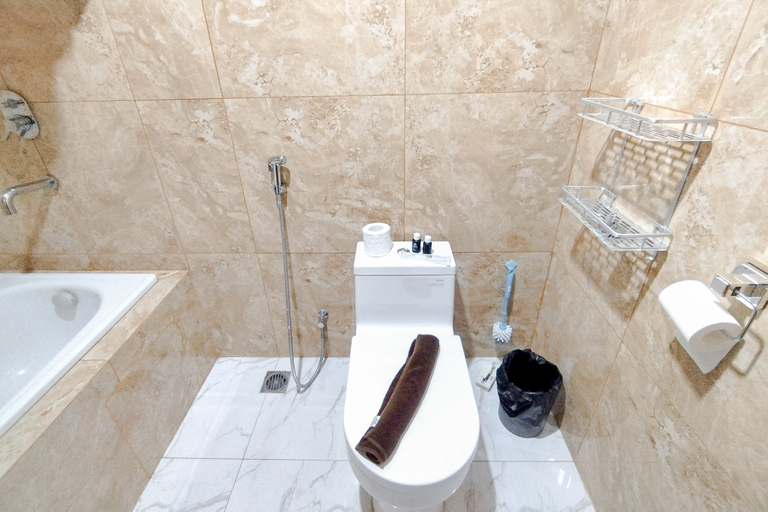 Bathroom 5, Spacious 2BR with Extra Room at Grand Sungkono Lagoon Apartment By Travelio, Surabaya