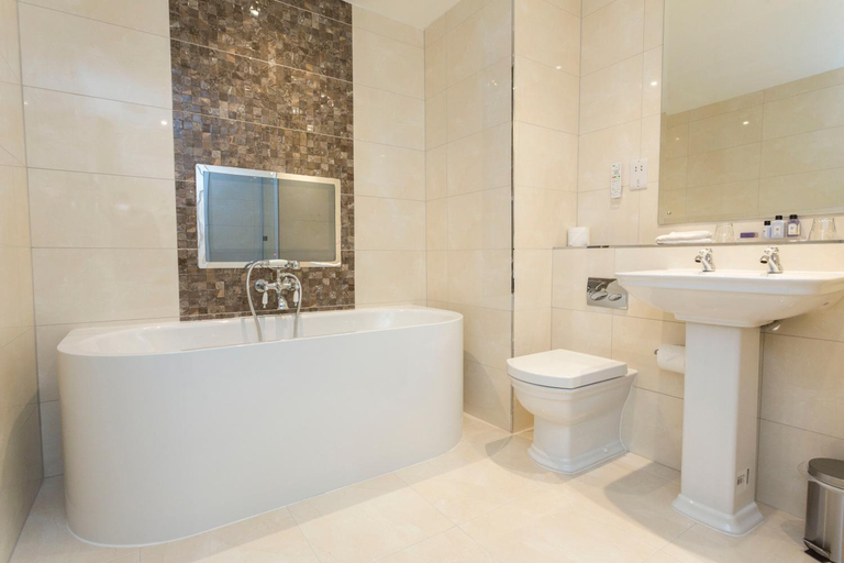 Bathroom 4, The Swan Nest Hotel, Warwickshire