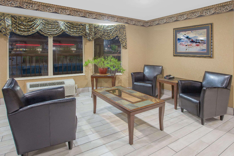 Public Area, Days Inn & Suites by Wyndham Pine Bluff, Jefferson