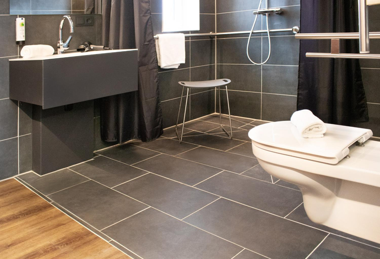 Bathroom 2, MDG Hotel by WMM Hotels, Magdeburg