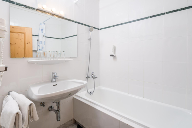 Bathroom 2, Gastehaus Edelweiss, Zell am See