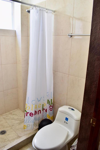 Bathroom 3, Carri Surf Studio, Dist. Pochutla