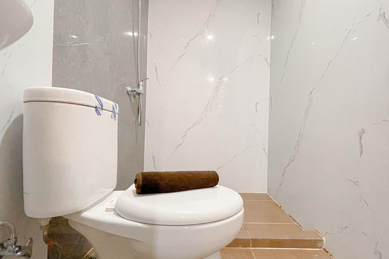 Bathroom 5, Elegant Designed 2BR Apartment Vida View Makassar By Traveio, Makassar