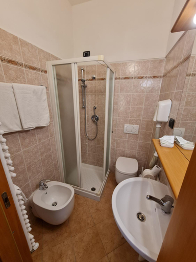 Bathroom 3, Albergo Genio, La Spezia