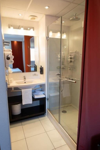 Bathroom 5, ibis Styles Saint Dizier, Haute-Marne