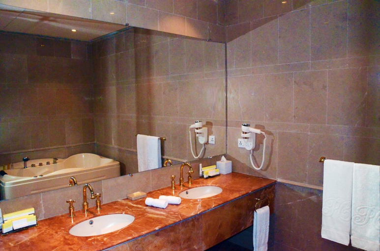Bathroom 3, Pearl Continental Hotel Malam Jabba, Malakand