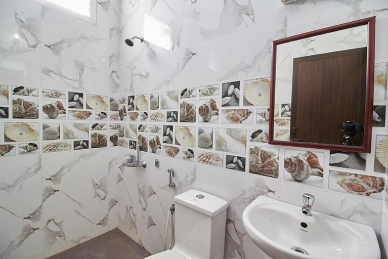 Bathroom, EMPIRE INN HOTEL, Chennai