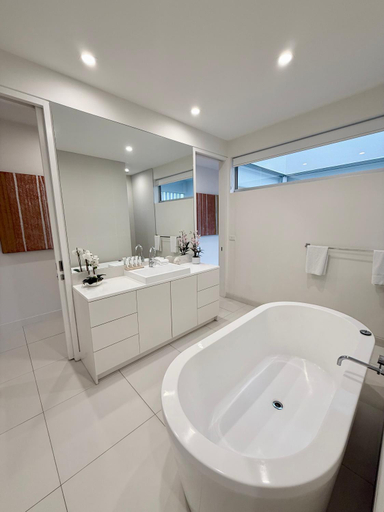 Bathroom 2, Pool Port Douglas, Douglas