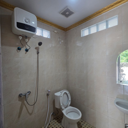 Bathroom 5, PENGINAPAN CHARIS, Central Maluku