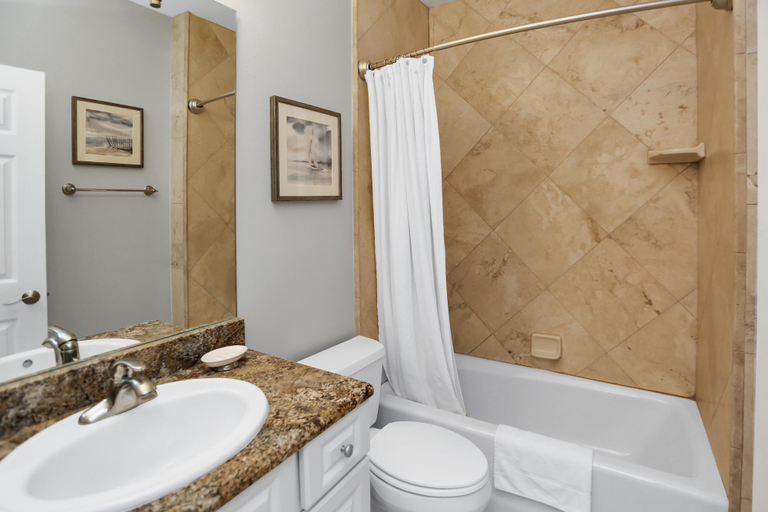 Bathroom 4, Dunes Club 2A, Gulf