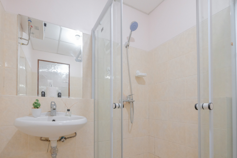 Bathroom 5, Prime Location 1BR at The Wave Kuningan Apartment By Travelio, South Jakarta