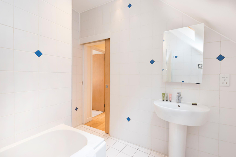 Bathroom 4, St.Paul's by Excel Apartments, London