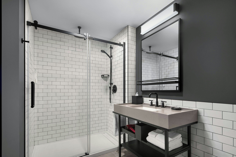 Bathroom, New Hotel Moxy Montreal Downtown, Montréal