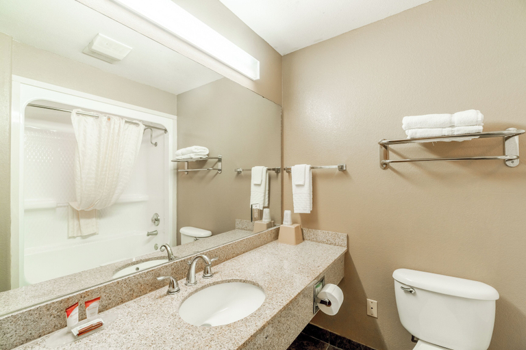 Bathroom 4, Days Inn & Suites by Wyndham Beeville, Bee