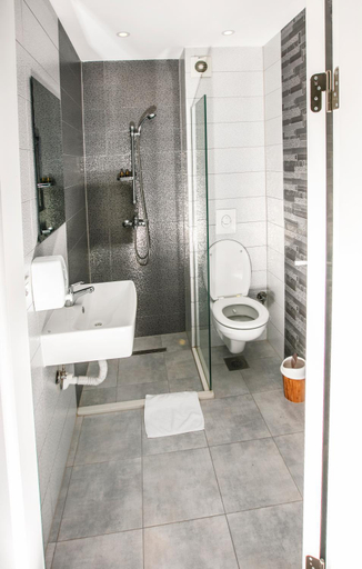 Bathroom 2, Hotel Sonoma, Priština