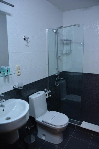 Bathroom 3, Le Caucase, Tbilisi