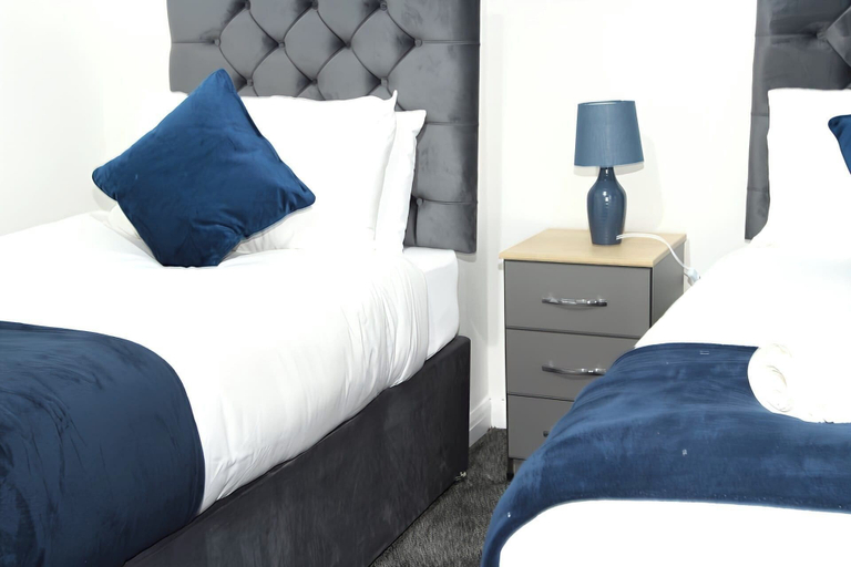Room 2, House Sleeps 5 With Garden and Parking, Birmingham