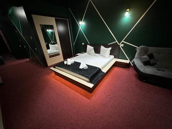 Others 2, Hotel Sweet, Navodari