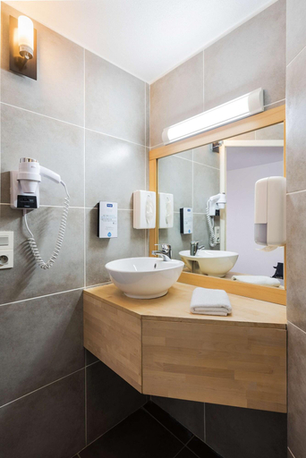 Bathroom 4, Kyriad Caen Sud - Ifs, Calvados