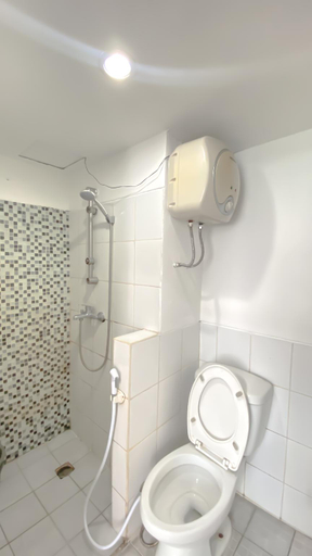 Bathroom, Studio 33 Premium Room by Tempat Singgah, Bandung