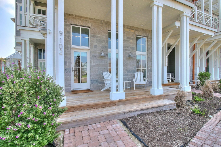 Exterior & Views