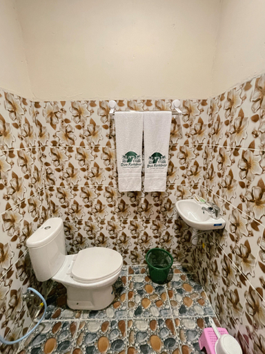 Bathroom, DUA KEMBAR COTTAGE AND RESORT, Banggai