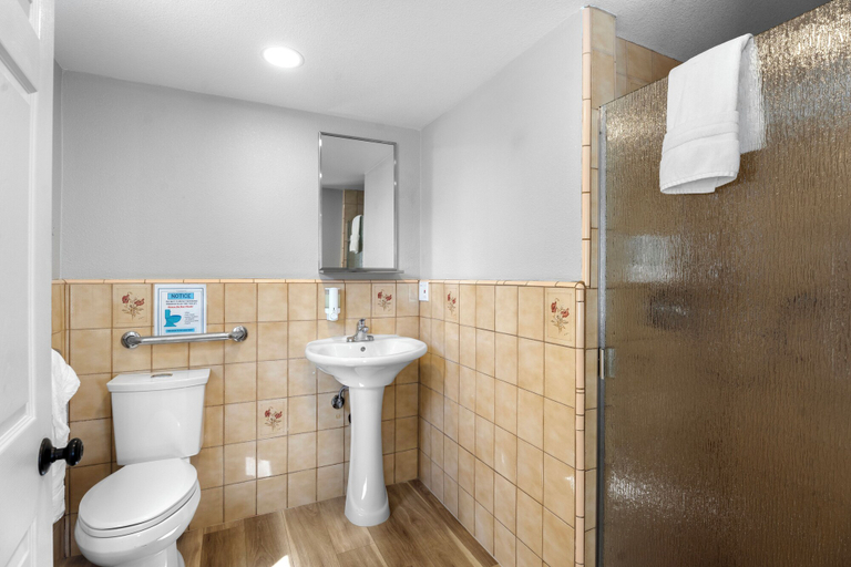 Bathroom 4, Ocean Park Inn, Los Angeles