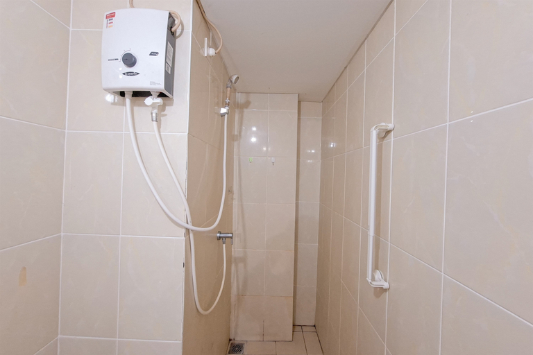 Bathroom 5, Nice and Homey 2BR Apartment M-Town Residence By Travelio, Tangerang