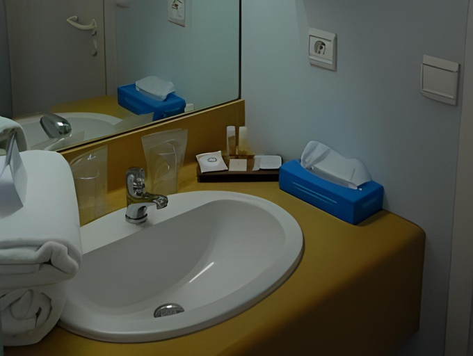 Bathroom 4, ibis Styles Chaumont Centre Gare, Haute-Marne