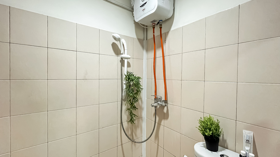 Bathroom 5, Neat Studio Room at Tifolia Apartment By Travelio, East Jakarta