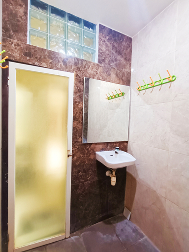 Bathroom 5, Yutaka Inn Drainbow Royal Plaza, Surabaya