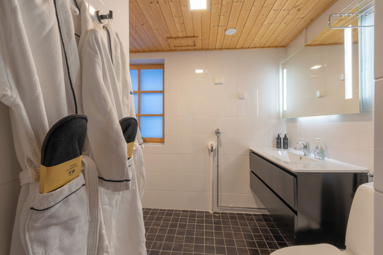 Bathroom 3, Kuukkeli Log Houses Teerenpesä - Superior Suite A49, Lapland
