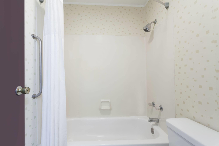 Bathroom 4, Travelodge by Wyndham Seymour, Jackson