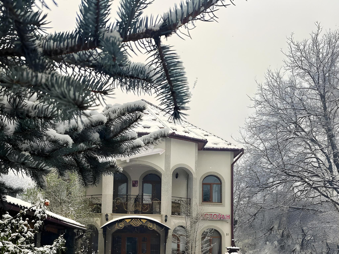 Exterior & Views