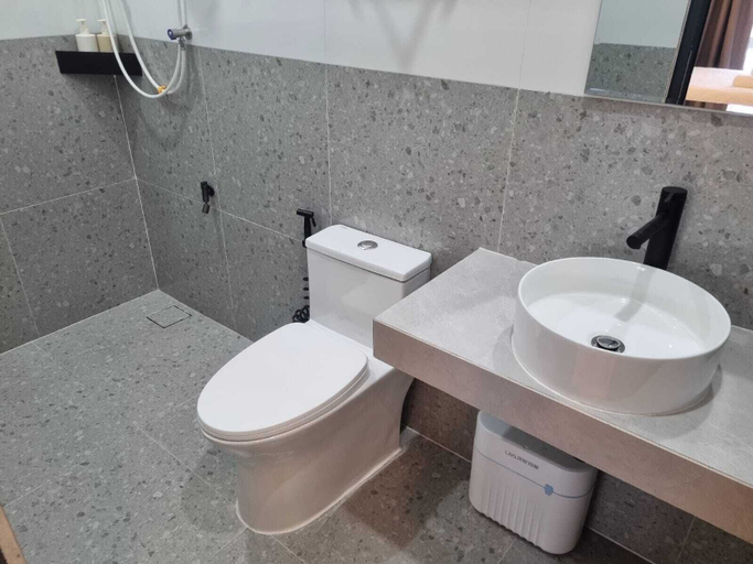 Bathroom 5, Lunar Hostel, Vientiane