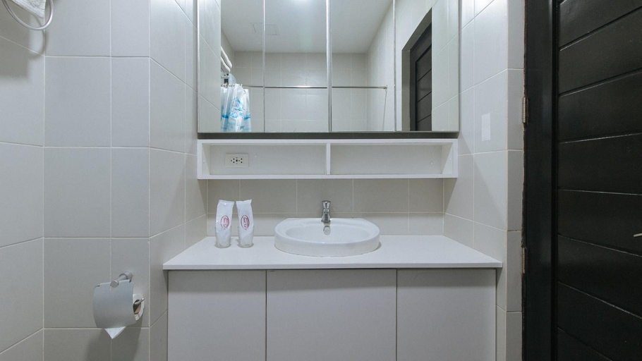 Bathroom, RedDoorz @ Leoncia Apartelle Mandaue City, Mandaue City