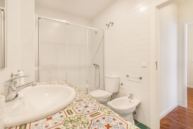 Bathroom 3, Nada05 · Faisama 5 Balcony View + Next to Ribeira!, Porto