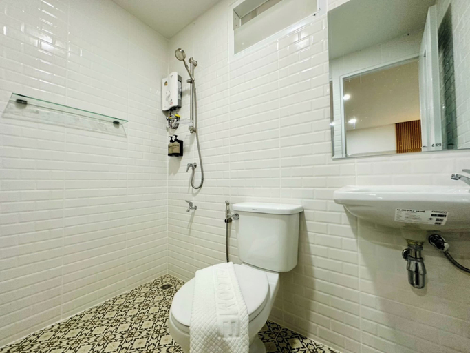 Bathroom 3, The Cozy77 – No Parking, Bang Plad