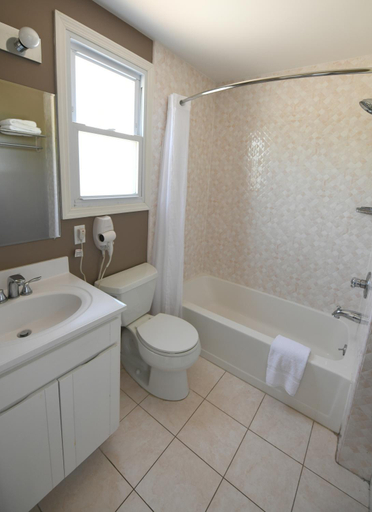 Bathroom 3, Bayview Resort, Suffolk