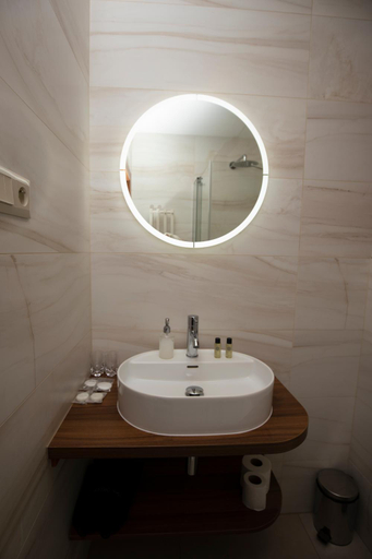 Bathroom 3, LONDON Boutique hotel & Restaurant, Trnava
