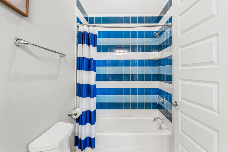 Bathroom 4, Happy Ours 125 FI, Nueces