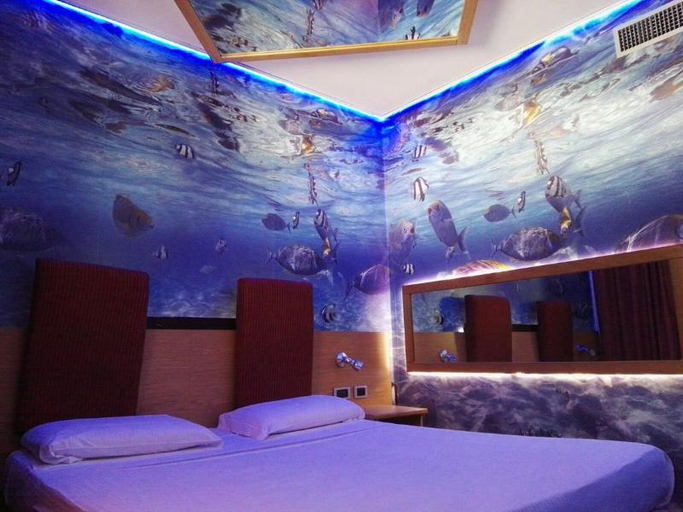 Bedroom 2, Orange Motel, Varese