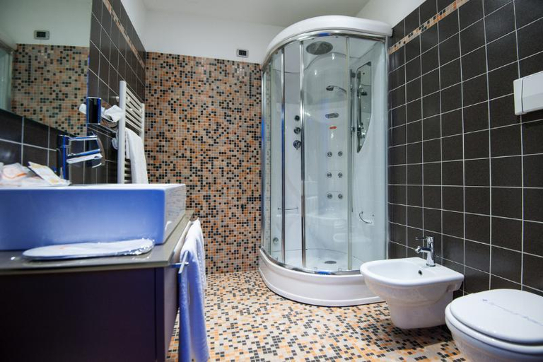 Bathroom 3, Orange Motel, Varese