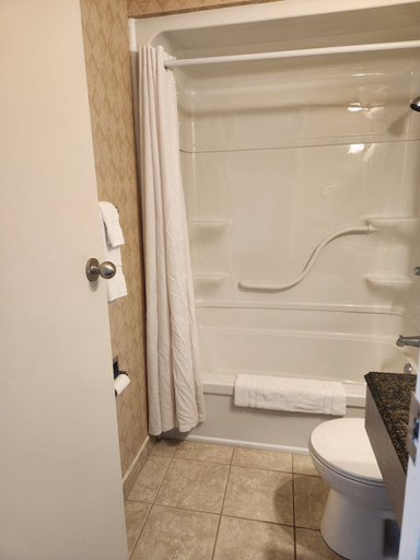 Bathroom 4, Travelodge by Wyndham Amherst, Cumberland