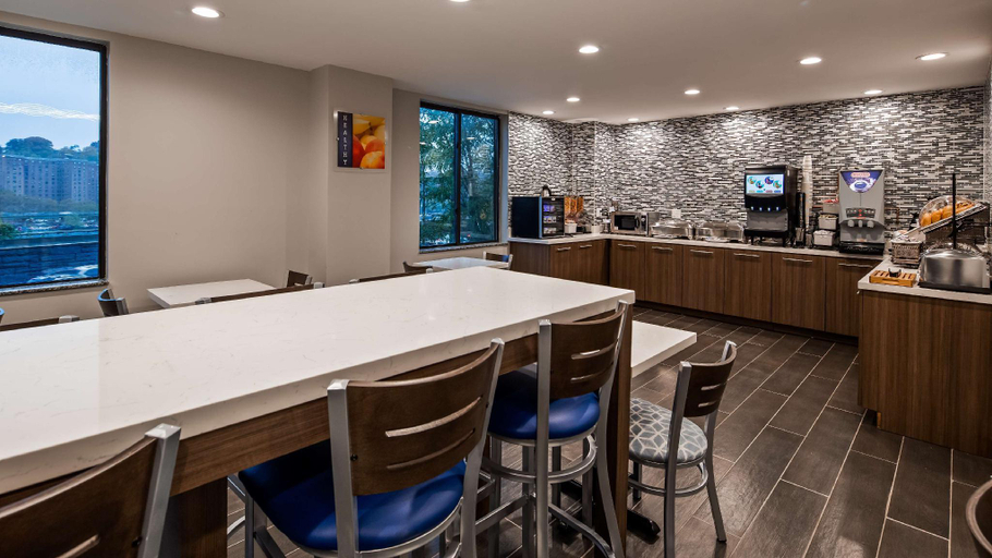 Food & Drinks, Best Western Plus Stadium Inn, New York