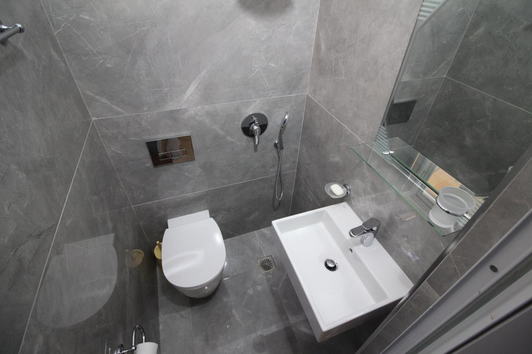 Bathroom 3, Murati Suites Sarande, Sarandës