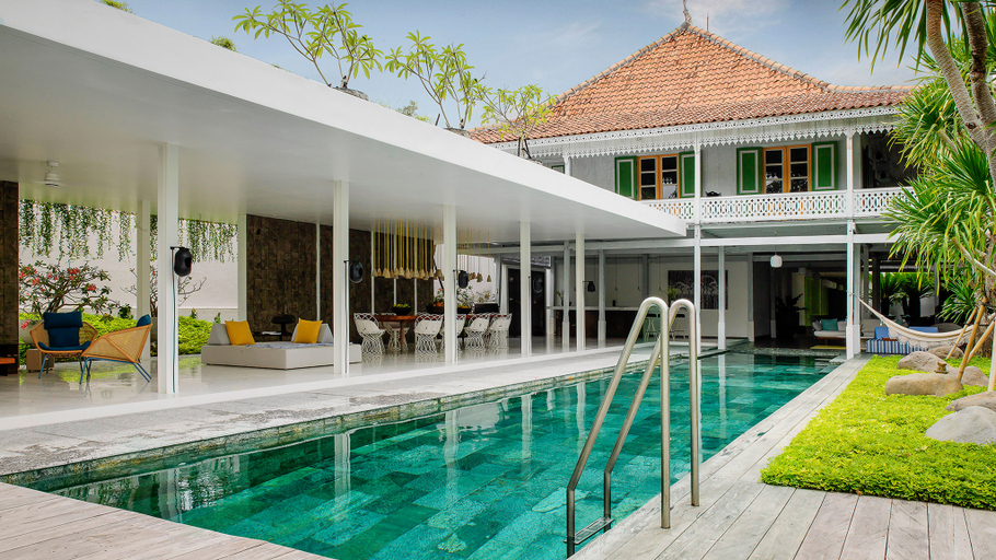 Exterior & Views