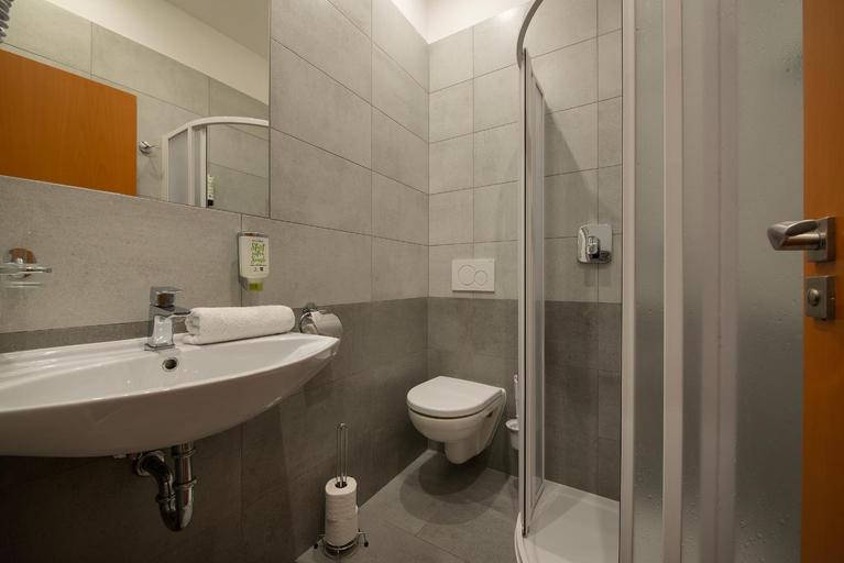 Bathroom 2, Prague Season Three Stars, Praha 2