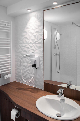 Bathroom 4, Brit Hotel Caen Nord - Mémorial, Calvados